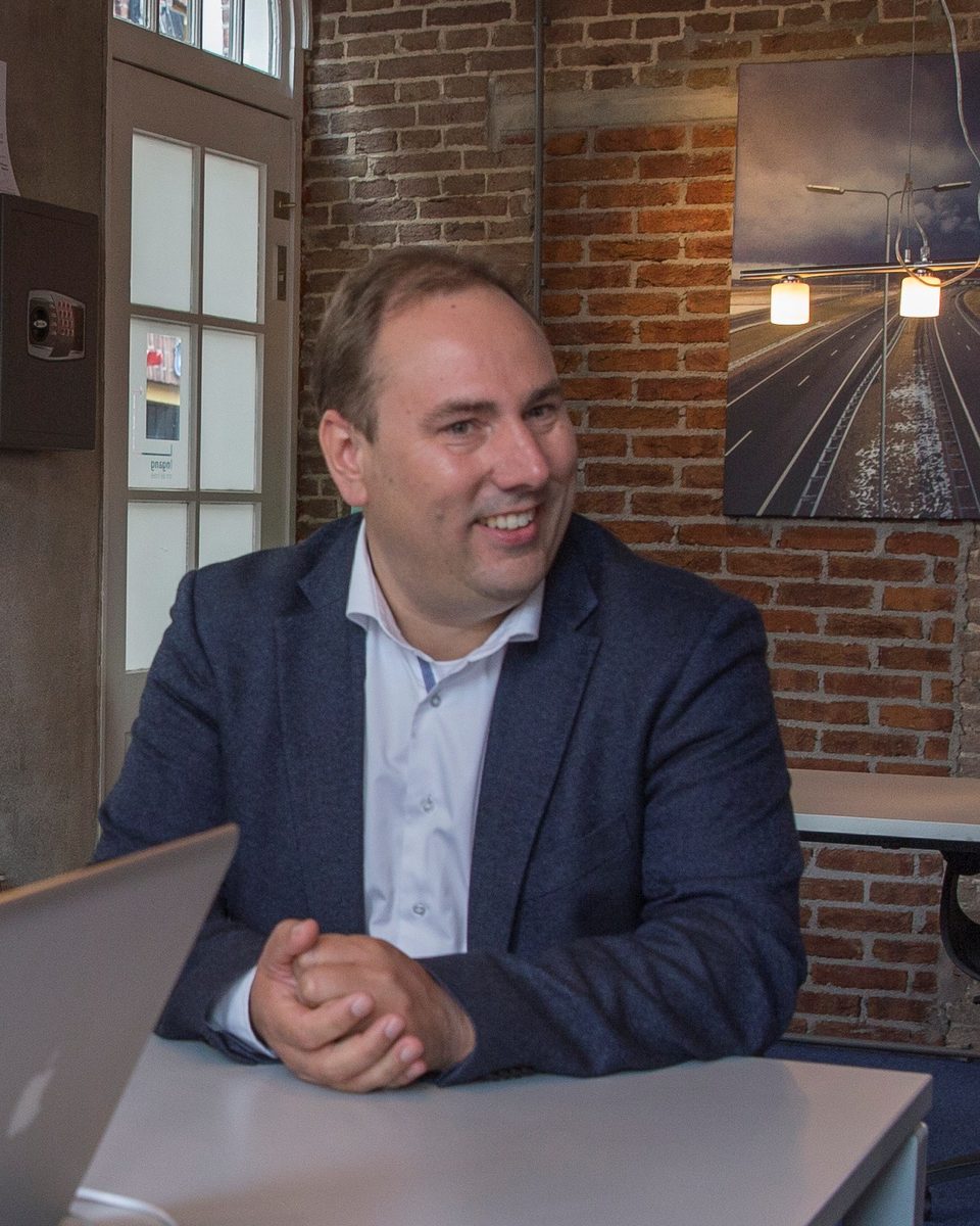 Mark Hiddinga in gesprek aan tafel